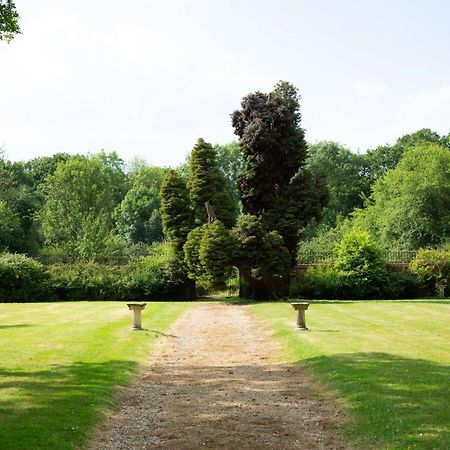Charlwood Stanhill Court Hotel, A Member Of Radisson Individuals מראה חיצוני תמונה