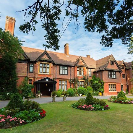 Charlwood Stanhill Court Hotel, A Member Of Radisson Individuals מראה חיצוני תמונה