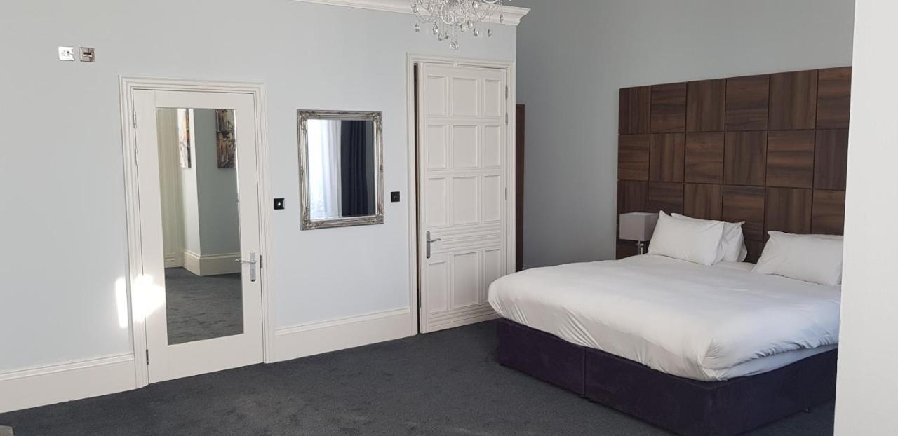 Charlwood Stanhill Court Hotel, A Member Of Radisson Individuals מראה חיצוני תמונה
