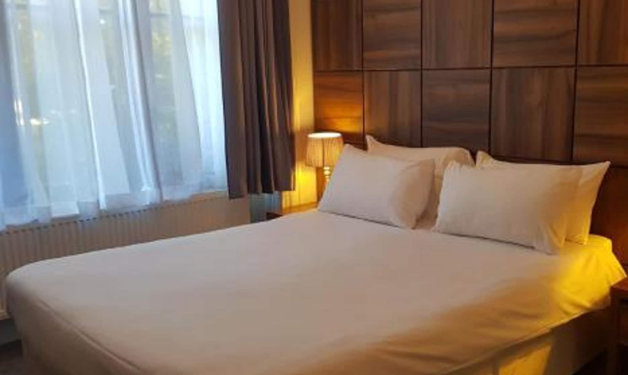 Charlwood Stanhill Court Hotel, A Member Of Radisson Individuals מראה חיצוני תמונה