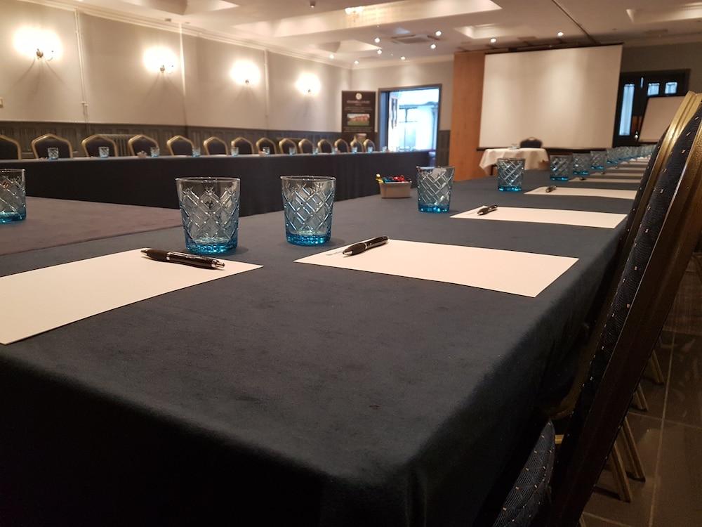Charlwood Stanhill Court Hotel, A Member Of Radisson Individuals מראה חיצוני תמונה