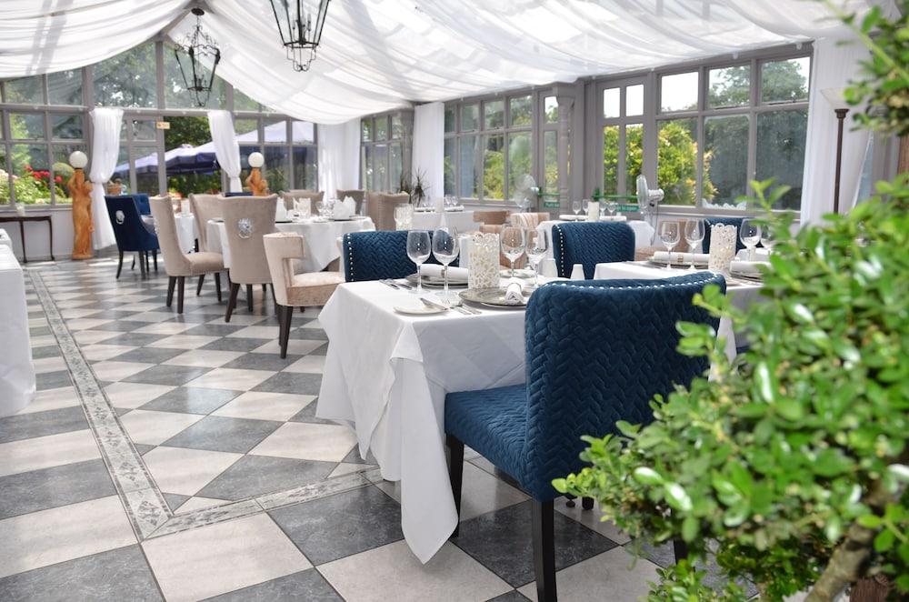 Charlwood Stanhill Court Hotel, A Member Of Radisson Individuals מראה חיצוני תמונה