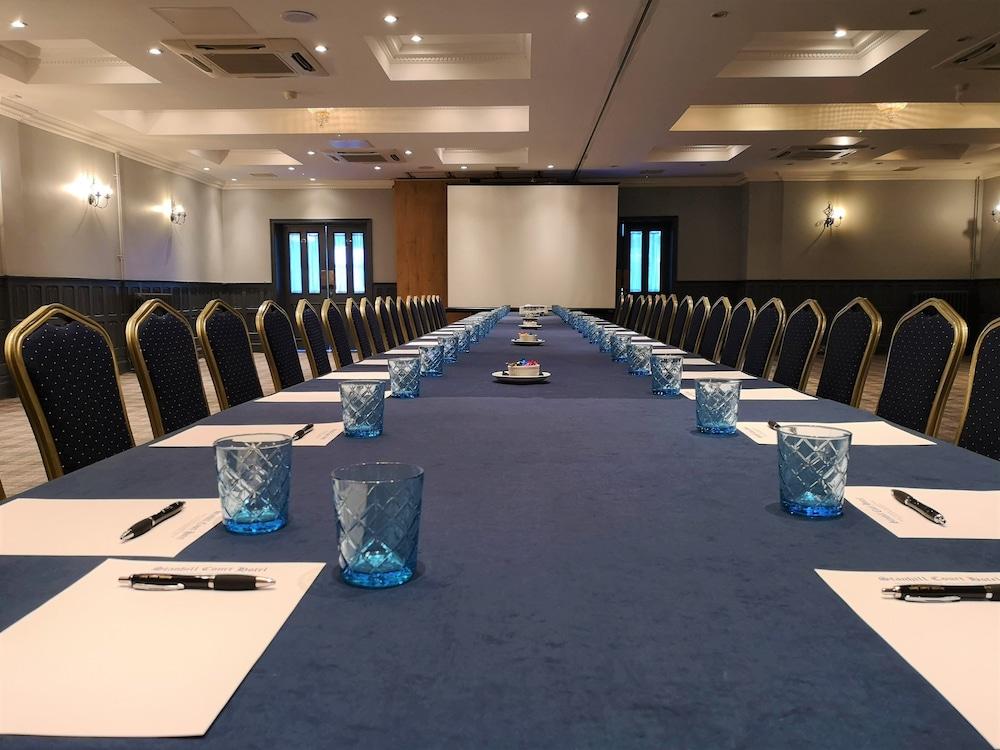 Charlwood Stanhill Court Hotel, A Member Of Radisson Individuals מראה חיצוני תמונה
