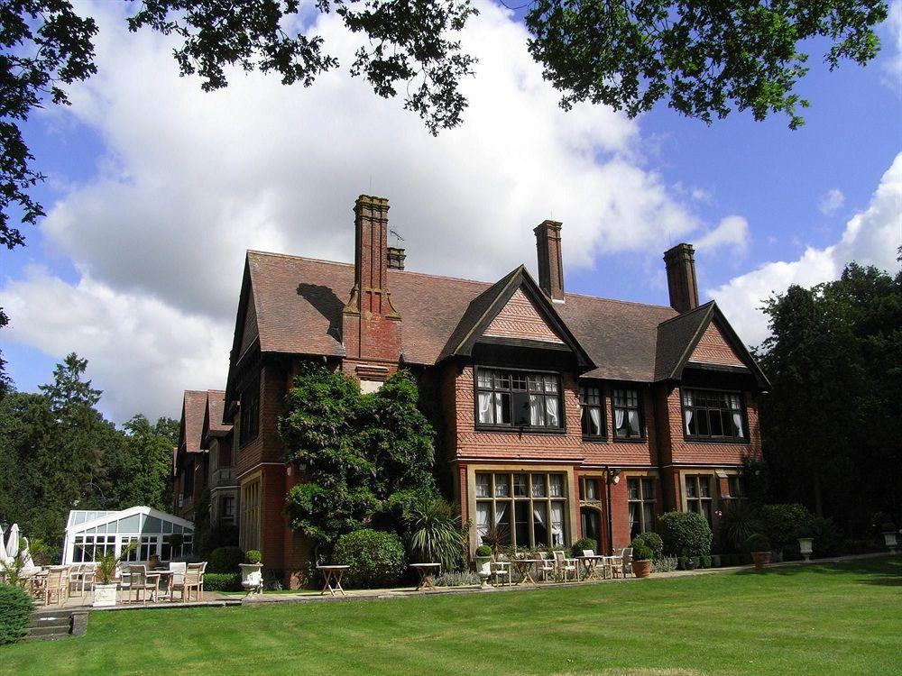 Charlwood Stanhill Court Hotel, A Member Of Radisson Individuals מראה חיצוני תמונה