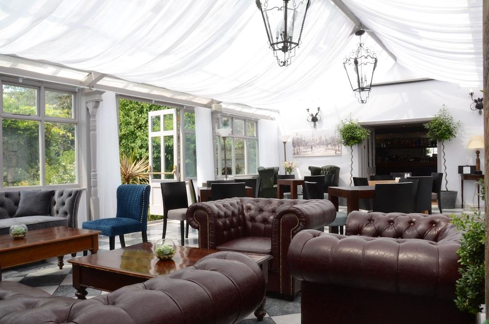 Charlwood Stanhill Court Hotel, A Member Of Radisson Individuals מראה חיצוני תמונה