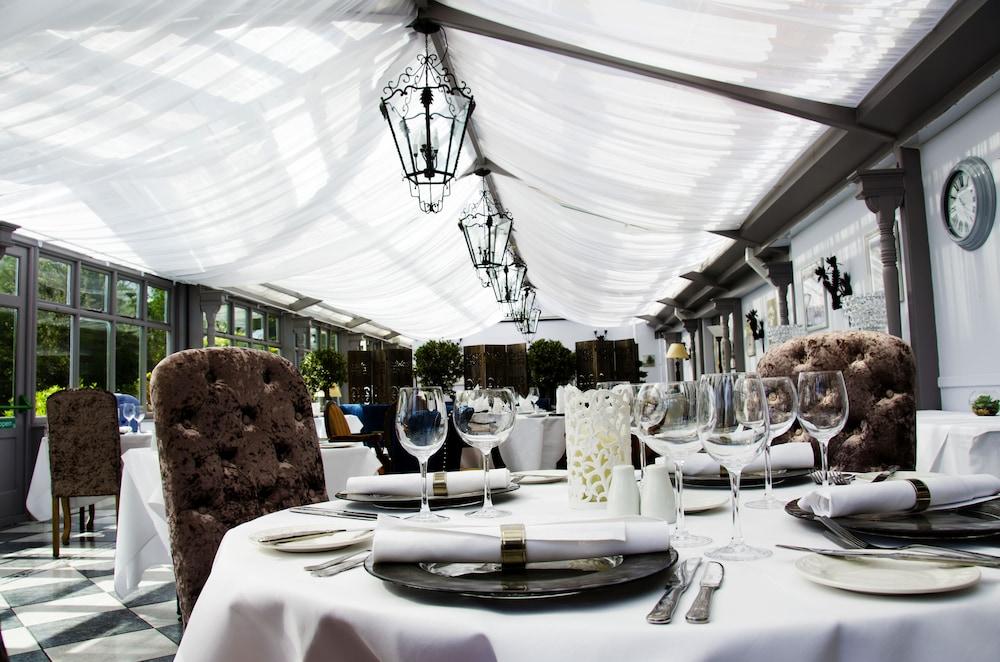 Charlwood Stanhill Court Hotel, A Member Of Radisson Individuals מראה חיצוני תמונה
