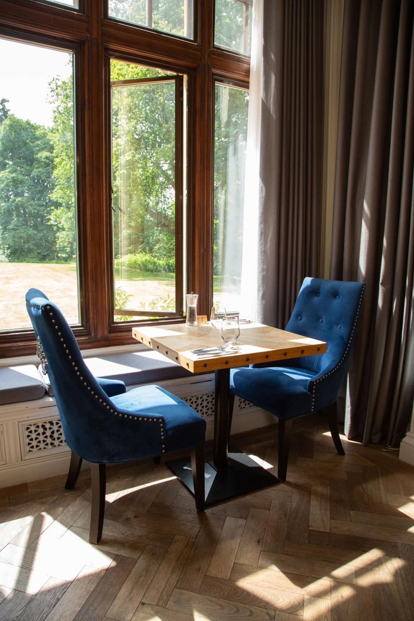 Charlwood Stanhill Court Hotel, A Member Of Radisson Individuals מראה חיצוני תמונה