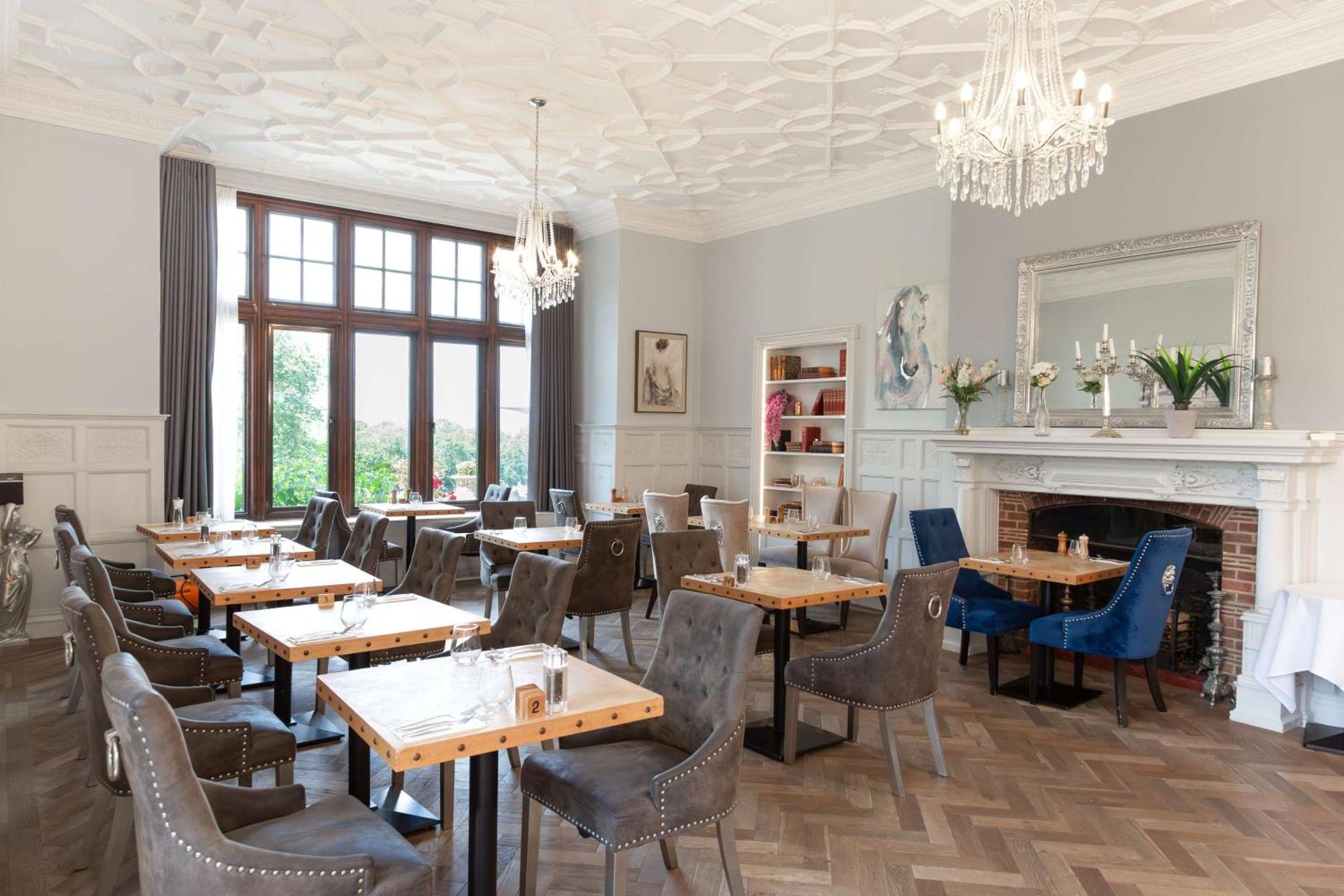 Charlwood Stanhill Court Hotel, A Member Of Radisson Individuals מראה חיצוני תמונה