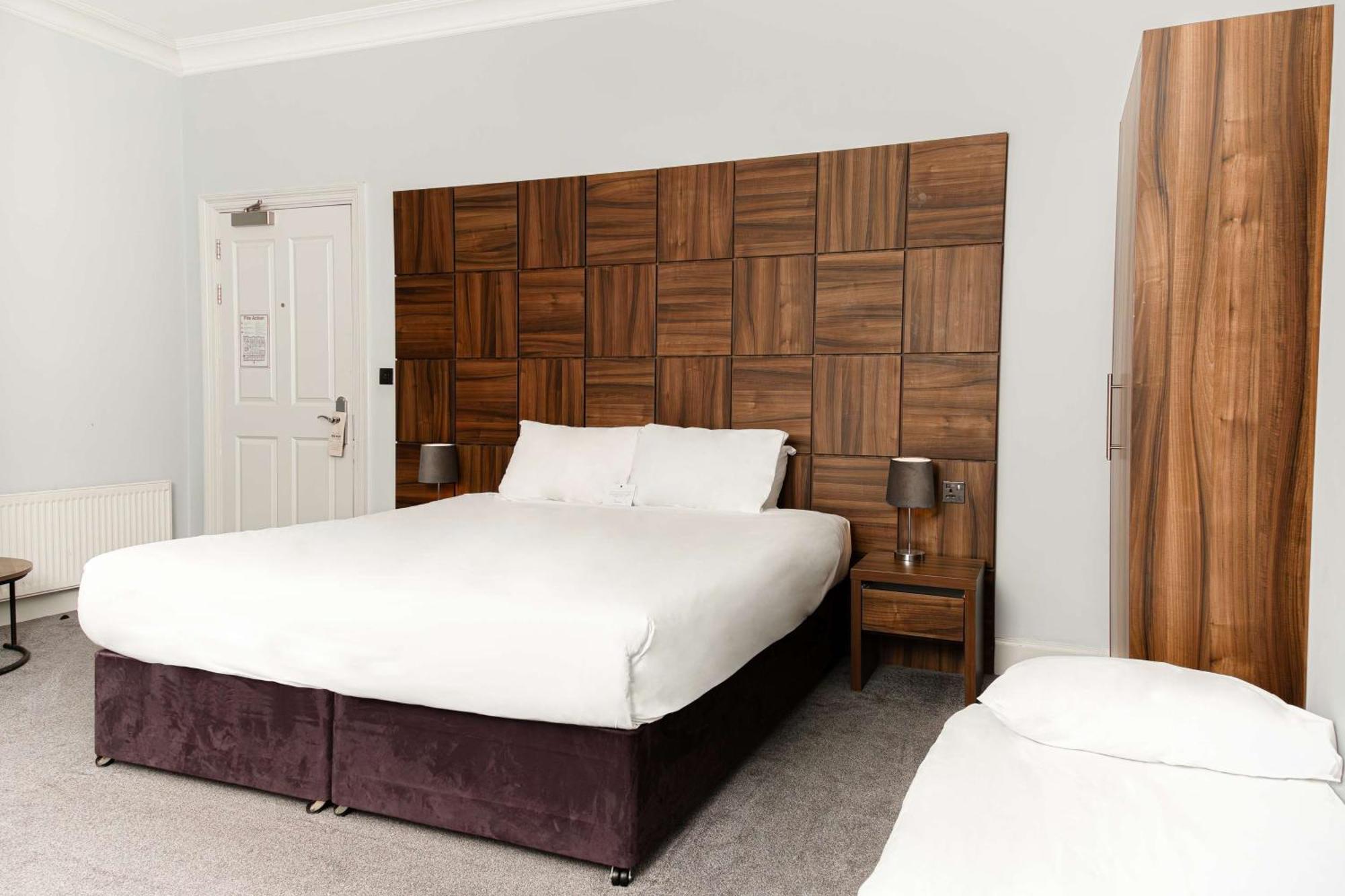 Charlwood Stanhill Court Hotel, A Member Of Radisson Individuals מראה חיצוני תמונה