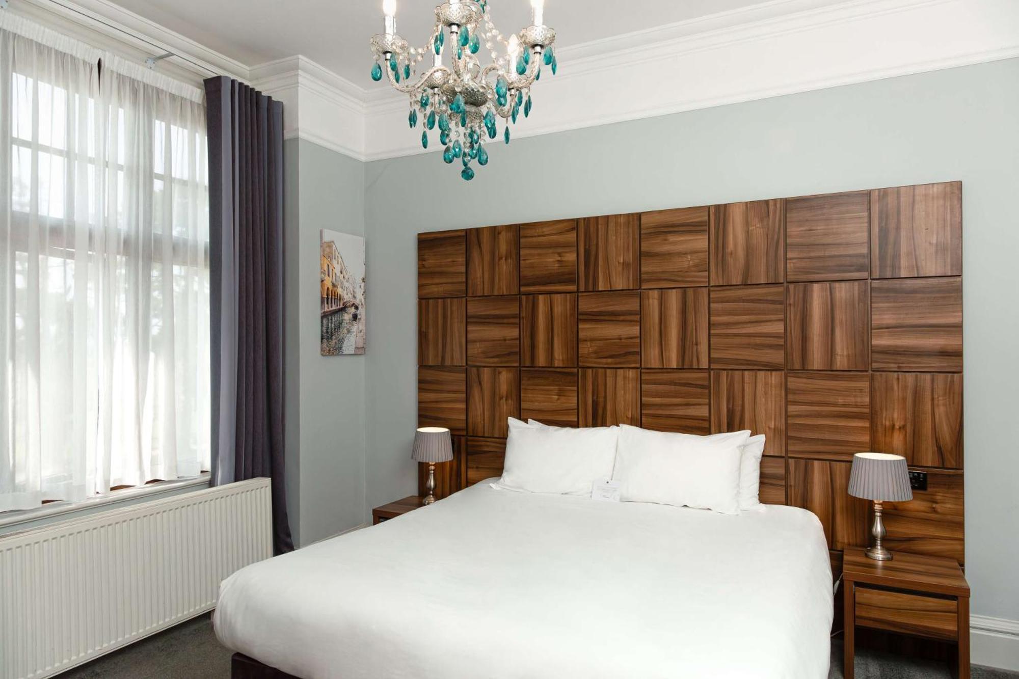 Charlwood Stanhill Court Hotel, A Member Of Radisson Individuals מראה חיצוני תמונה