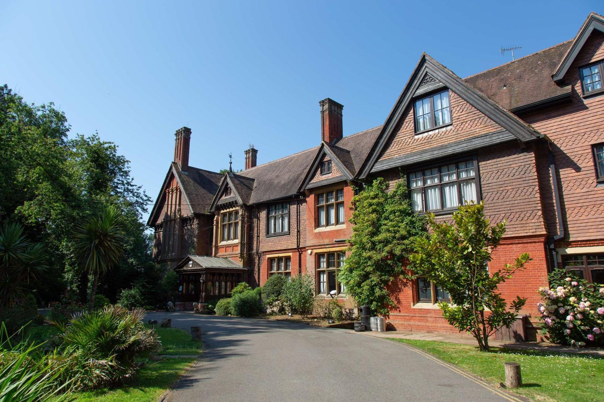Charlwood Stanhill Court Hotel, A Member Of Radisson Individuals מראה חיצוני תמונה