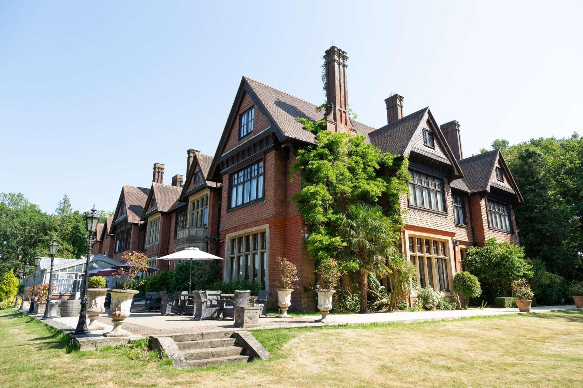 Charlwood Stanhill Court Hotel, A Member Of Radisson Individuals מראה חיצוני תמונה