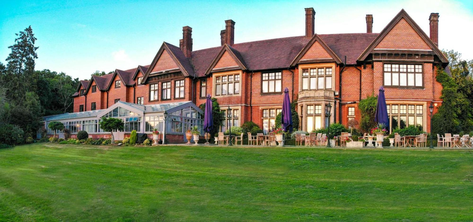 Charlwood Stanhill Court Hotel, A Member Of Radisson Individuals מראה חיצוני תמונה