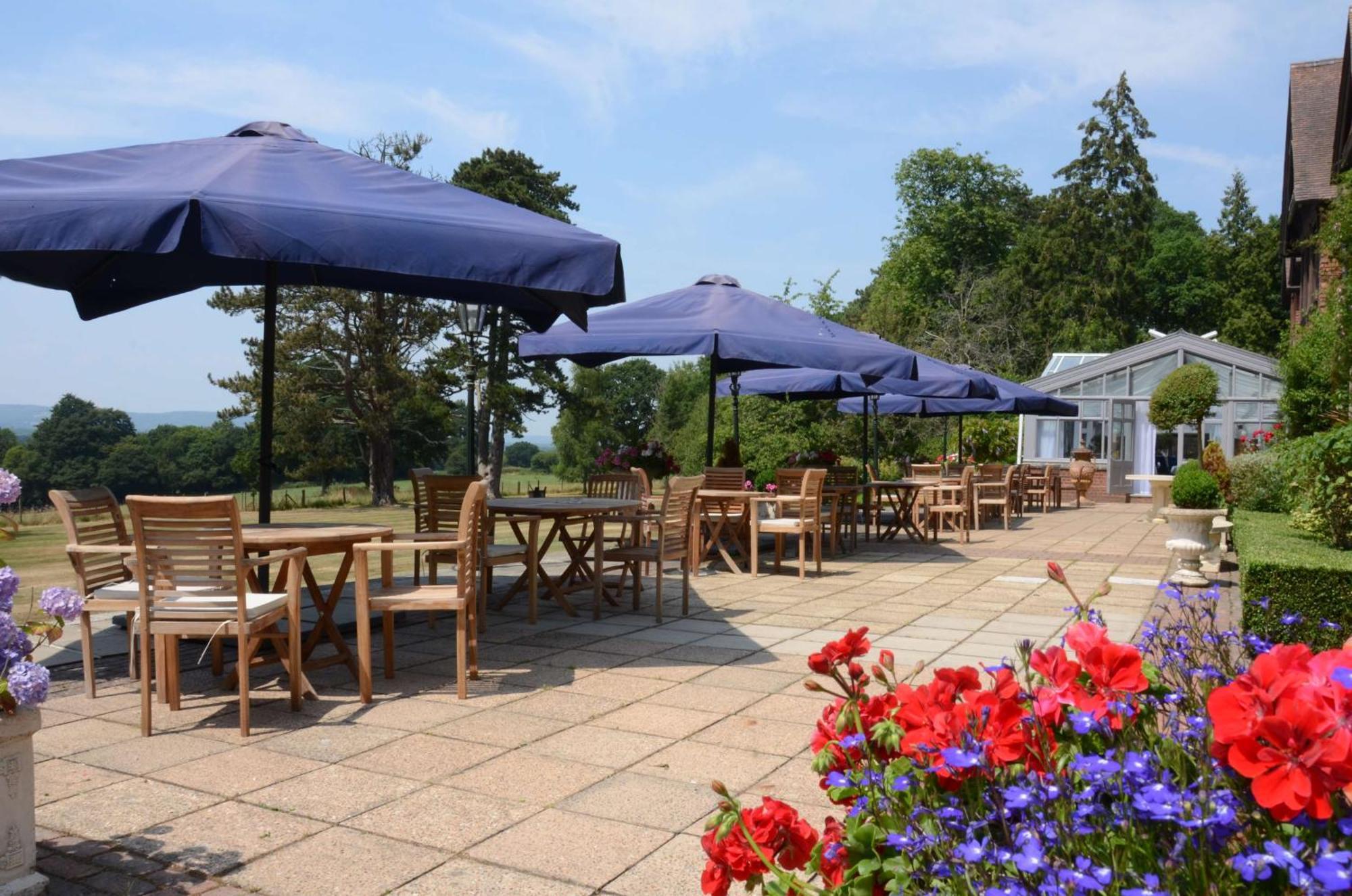 Charlwood Stanhill Court Hotel, A Member Of Radisson Individuals מראה חיצוני תמונה