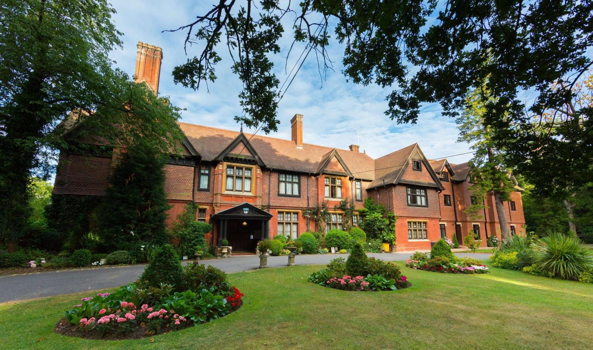 Charlwood Stanhill Court Hotel, A Member Of Radisson Individuals מראה חיצוני תמונה