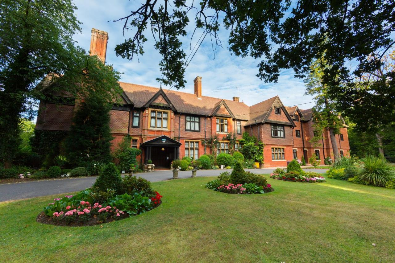 Charlwood Stanhill Court Hotel, A Member Of Radisson Individuals מראה חיצוני תמונה