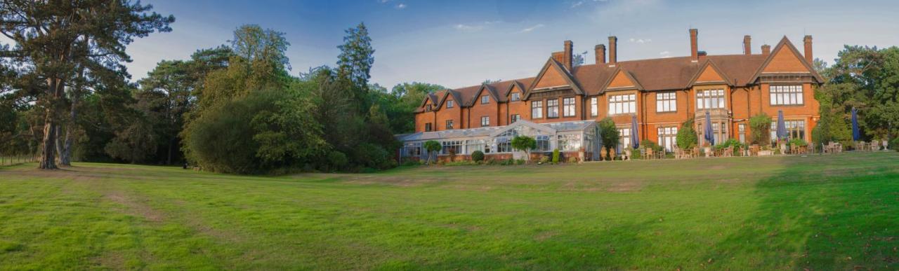 Charlwood Stanhill Court Hotel, A Member Of Radisson Individuals מראה חיצוני תמונה