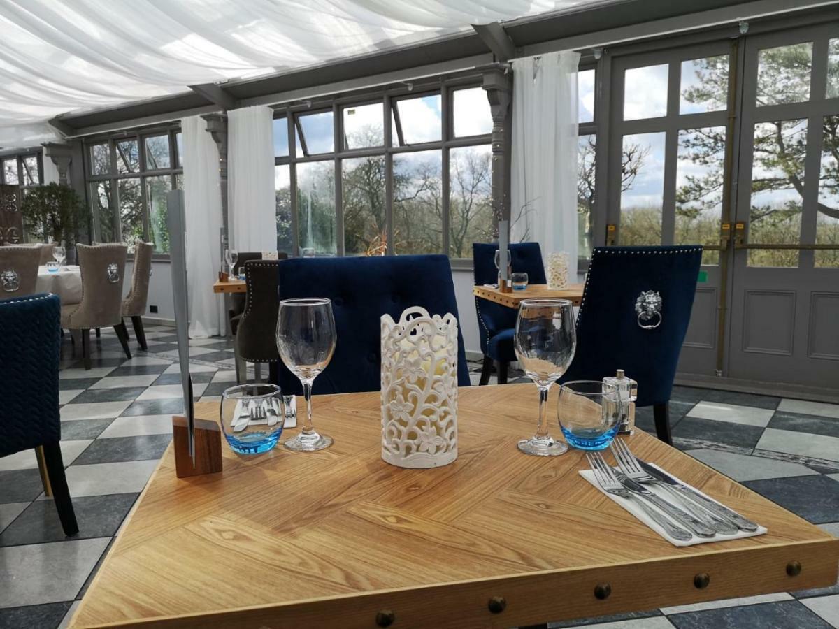 Charlwood Stanhill Court Hotel, A Member Of Radisson Individuals מראה חיצוני תמונה