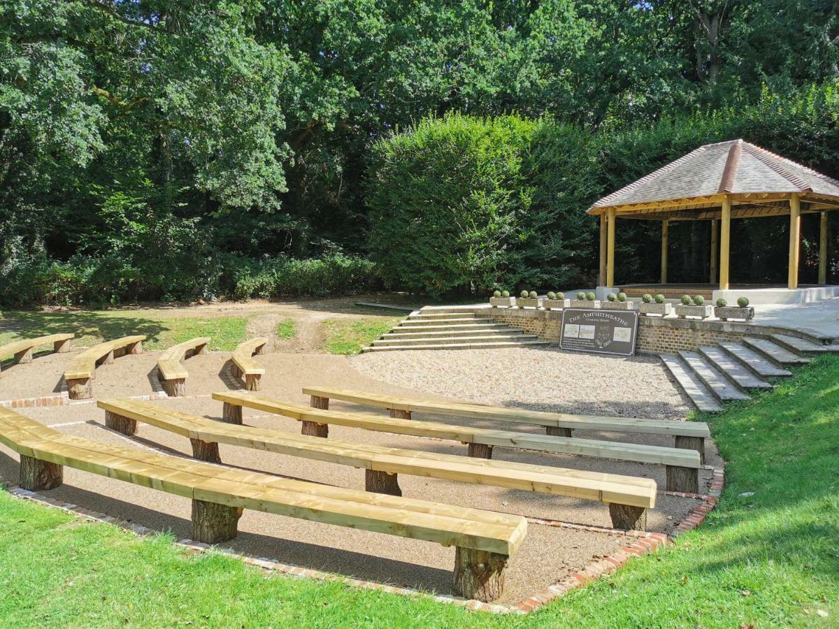Charlwood Stanhill Court Hotel, A Member Of Radisson Individuals מראה חיצוני תמונה