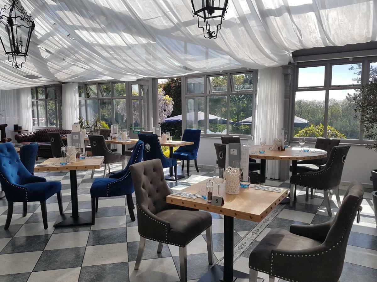 Charlwood Stanhill Court Hotel, A Member Of Radisson Individuals מראה חיצוני תמונה
