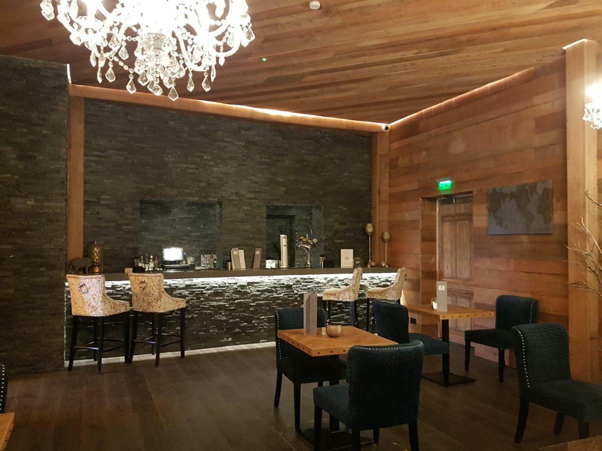 Charlwood Stanhill Court Hotel, A Member Of Radisson Individuals מראה חיצוני תמונה