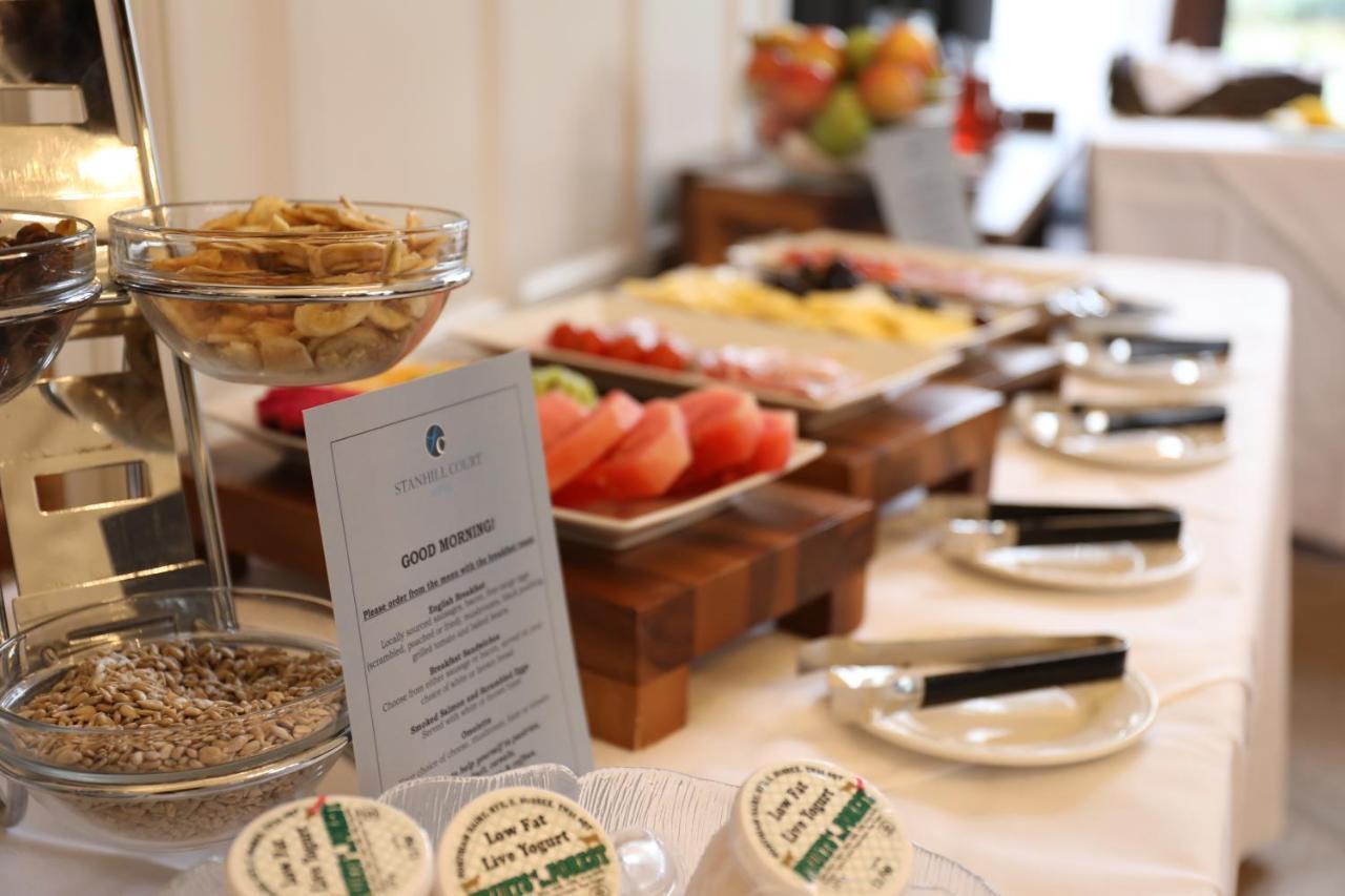 Charlwood Stanhill Court Hotel, A Member Of Radisson Individuals מראה חיצוני תמונה
